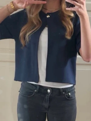 Gina tricot blus❤️ - Snygg mörkblå blus med korta ärmar och en dekorativ knapp framtill vid halsen. Endast använd en gång, superfin❤️Bara att skriva om nån vill ha fler bilder ☺️