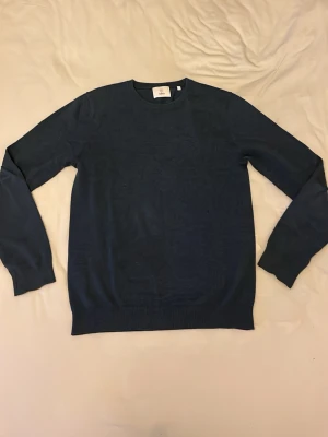 Stickad tröja - En stilren blå stickad tröja från bläck, inköpt på MQ. Svagt ljus så skulle säga att färgen är ljusare än vad bilderna visar. Storlek s passar även xs. Sparsamt använd så är i superfint skick, skriv vid andra funderingar !