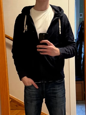 Ralph Lauren Zip Hoodie - Bra skick, schysst vit loga, storlek ungefär M