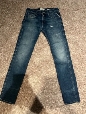 Replay anbass jeans - Snygga replay jeans med slitningar. Jeansen är slim fit och storleken är w29 l32 dem är i topp skick. Priset är inte hugget i sten