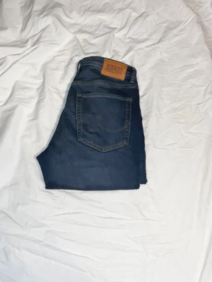 Jack&jones jeans  - 9/10 modellen slim Glenn i storlek 164 mörkblå 