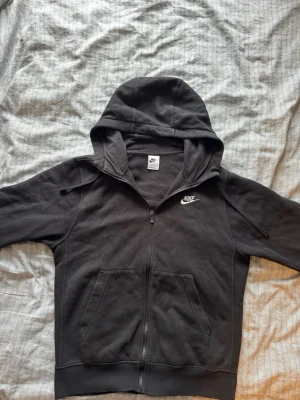 Svart zip hoodie från Nike - En nästan helt oanvänd Nike hoodie. Jag har knappast använd den och den är i mycket gott skick. Tröjan är i storlek S och är köpt från Nike officiella hemsida. 