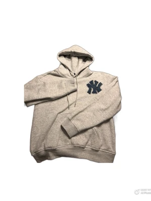 Intressekoll - Hemmagjord yankees hoodie. Loggan är gjord med 2 lager denim från ett gammalt par Jeans. Den har en relaxed passform och är i storlek Xs men kan passa S Skriv gärna om ni är intresserade så kan vi komma överens om ett pris!                                                                         