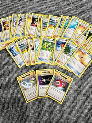 Samling Pokémon Trainer-kort 53 st - 53 st kort i fint skick, kan finnas skav på kanter och hörn. Dubbletter kan finnas. Äkta. 