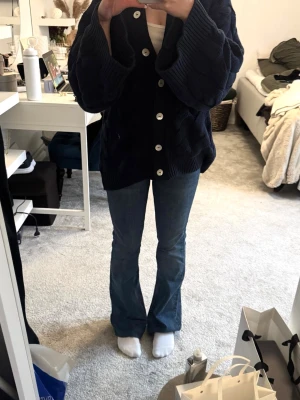 Blå bootcut jeans  - Ett par superfina bootcut jeans från Gina tricot, dom är knappt använda och i super bra skick! 