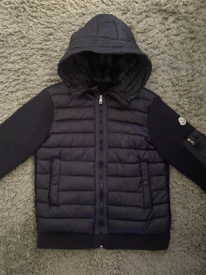 Moncler cardigan  - Snygg mörkblå Moncler cardigan 