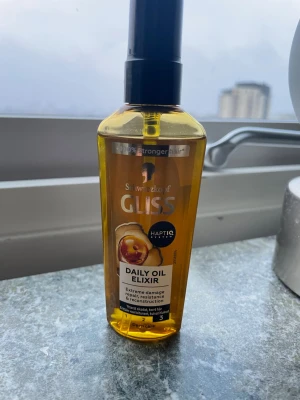 Schwarzkopf Gliss Daily Oil Elixir - Gliss Daily Oil Elixir från Schwarzkopf är en hårolja i en genomskinlig plastflaska med svart pump. Oljan är gyllengul och passar för extremt skadat, torrt hår. Innehåller 75 ml och ger näring och glans till håret. Knappt använd och är helt full