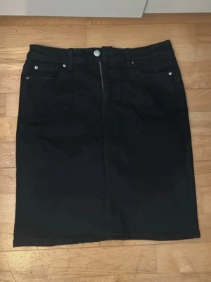 Jeans Kjol  - Svart jeans kjol från Cubus, oanvänd! 