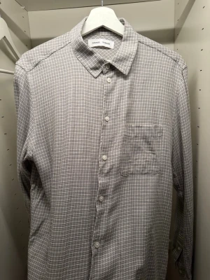 Samsøe Samsøe Skjorta - Säljer en riktigt skön samsøe skjorta perfekt nu till våren eller sköna sommar kvällar! Skicket på den är bra, använd fåtal gånger! Sitter som storlek M! Köpt på volt för 1400 kr! KAN GÅ NER I PRIS VID SNABB AFFÄR! PM för mer frågor/information! ⭐️