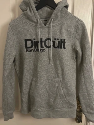 Dirtcult Hoodie - Dirtcult Hoodie i storlek M, bra i skick!