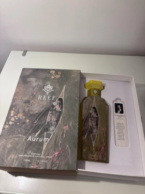 Reef Aurum  - Reef Aurum är en lyxig parfym från Saudiarabien som kombinerar fruktiga, söta och varma noter. Doften öppnar med fräscha toppnoter av ananas, äpple och jordgubbe som ger en söt och fruktig start. Efter en stund kommer hjärtnoterna fram med jasmin och karamell, vilket ger parfymen en mjuk, blommig och krämig känsla.  I basen hittar man cederträ, mysk och amber som ger en varm, djup och elegant avslutning som sitter kvar länge på huden. Resultatet är en balanserad och exklusiv doft som passar både