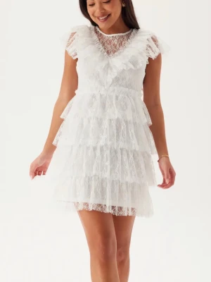 Studentklänning - Superfin vit kort klänning i spets med flera lager volanger perfekt för studenten/konfirmation/skolavslutning. Helt oanvänd med prislappar kvar. Köpt för 899. 