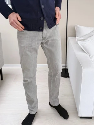 Jeans från Replay (anbass) - Säljer ett par stilrena jeans från Replay i ljusgrå tvätt. Modern passform som sitter snyggt utan att vara för tight. Enkelt att matcha med hoodie, stickat eller skjorta.