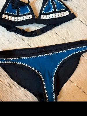 Triangl bikini - Intressekoll på den här fina triangl bikinin! Överdelen i storlek xxs och underdelen i storlek xs. Sista bilden är från Pinterest ✨