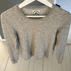 cashmere tröja från J. Lindeberg  - Säljer en stilrena cashmere tröja från J.Lindeberg. Perfekt för alla dagar med sin mjuka och bekväma passform. Tröjan har långa ärmar och en klassisk rund halsringning. Passar med nästan allt. 