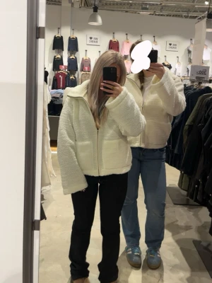 Vit teddyjacka med dragkedja från lager  - Mysig vit teddyjacka från lager 157! Använda några gånger men annars fint skick, säljer för 100kr. Skriv för fler frågor🤗💗