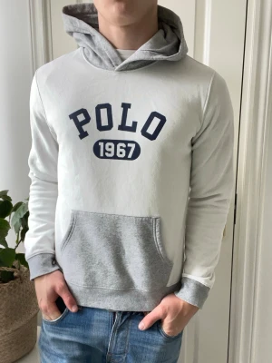 Polo Ralph lauren hoodie  - Polo Ralph lauren hoodie, Inga defekter! Modellen i bilderna är 180 cm 75 kg och bär Storlek Xl barn vilket motsvarar S i herr, Kom med frågor! 🌟 (Kan gå ned i pris vid köp av paket 😉) 