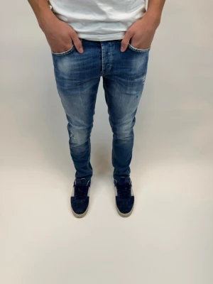 Dondup Jeans George  - Dondup Jeans George! Trendigaste jeansen på marknaden.  Ny pris= 4000 kr Säljs för= 1199 kr (Modellen har original slitningar från fabrik vilket är väldigt eftertraktat och populärt) 
