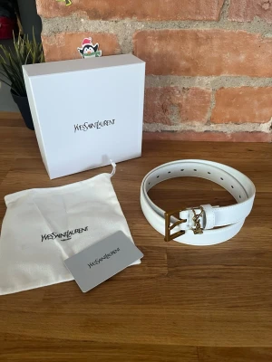 YSL Bälte - Yves saint Laurent bälte. 100cm. Aldrig buret utomhus. Allt på bilderna medföljer. Skickas snabbt!
