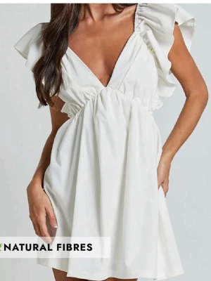 Studentklänning  - Säljer denna super fina vita klänningen med knyte från showpo i modellen ”Raiza Mini Dress” perfekt för studenten😁 hade den på min student så den är endast använd en gång och inga defekter på den💕 nypris är ca 1000 kr med tull😊