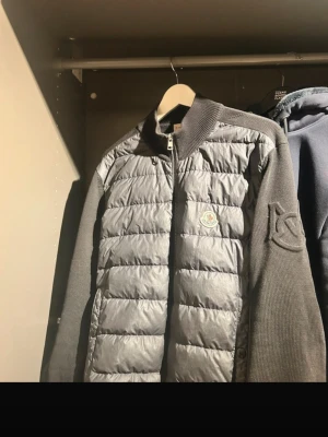 Moncler jacka  - Säljer min gamla jacka från moncler på grund av att den har blivit för liten den är riktigt stilren och perfekt inför våren nypris är runt 10 K