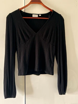 Fin topp - Kappahl - Snygg och stilren topp med lite ribbat tyg och v-ringning. Figurnära modell som passar perfekt till vardag men även finare tillfällen. Väldigt tunt och skönt material. Toppen är bara använd 2 gånger så den är som gott som ny fast utan prislapp 😊