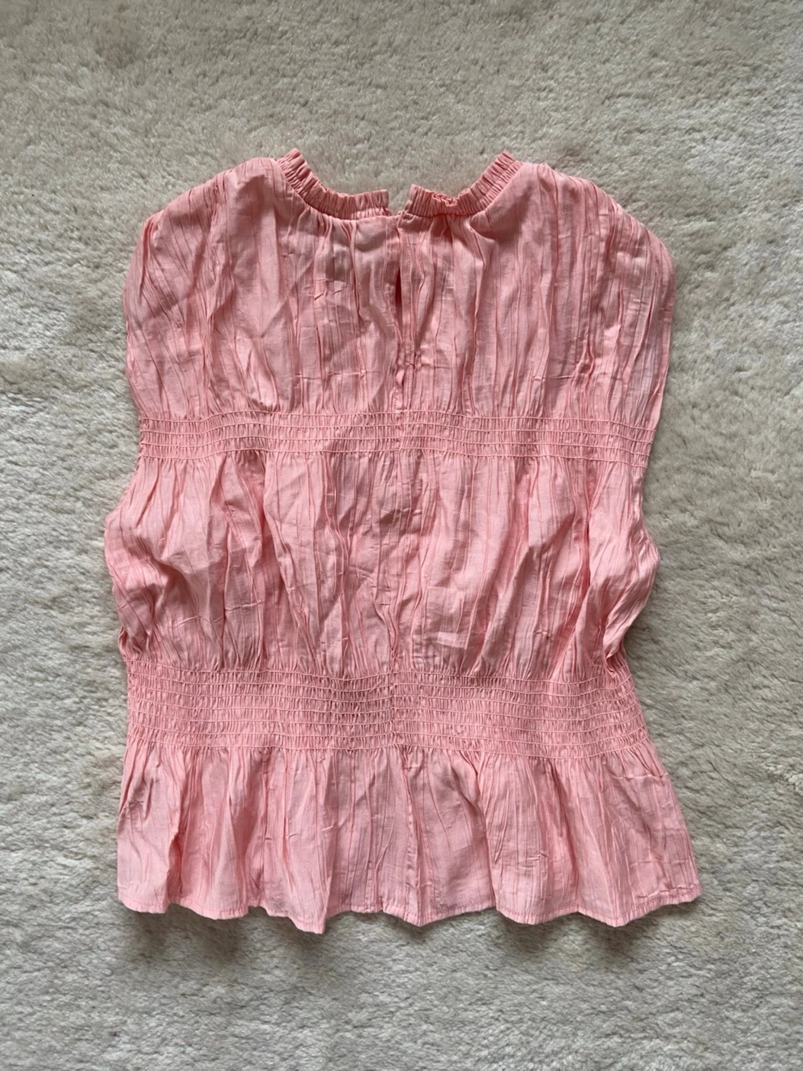 Ljusrosa smockad topp med volang - 1