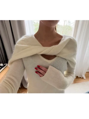 Omlott stickad tröja med v-ringning - Mysig krämvit stickad omlotttröja. Använd en gång!🩷