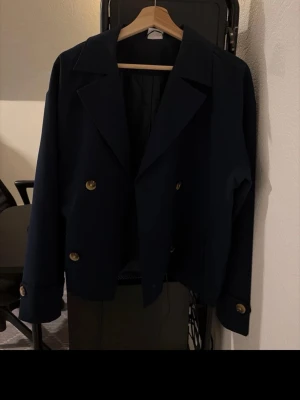 Mörkblå dubbelknäppt kavaj - Jätte fin kappa, har tyvärr ej kommit till användning . Den passar för de som bär på storlek S även fast den är i storlek 170 då den är lite större i storlek!💞