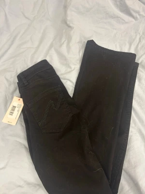 Svarta Nelly jeans - Helt nya och aldrig använda!! Pris kan diskuteras!