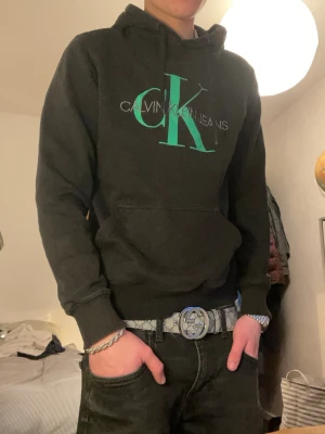 Calvin Klein hoodie - Säljer en skön Calvin Klein hoodie i storlek S, den är använd men i bra skick. Skriv för frågor!🚀