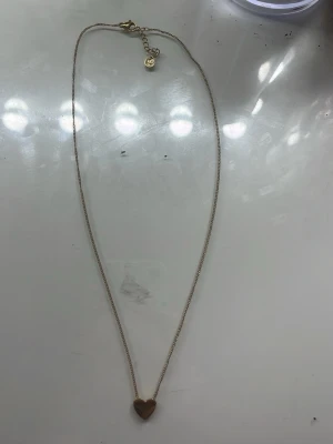 Halsband från Edblad nytt - Guldhalsband med ett hjärta från Edblad. Aldrig använt och kostar 400 nytt. Man får ask till när man köper.