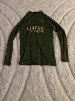  PSG träningströja - Grön PSG träningströja, jag köpte den hos JD sport. nypris: 800kr. Mitt pris: 350kr. knappt använd, den är som ny. Jag tar emot byten. Skriv om du är intresserad! 😁