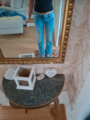Ljusblå flare bootcut jeans - Snygga ljusblå jeans från gina. Storlek 152. Mycket lågmidjad och passar till alla glädesplagg, skönt material och väldigt stretchigt. Säljs pågrund av att de är för små för mig. Använd cirka 3 gånger bara.