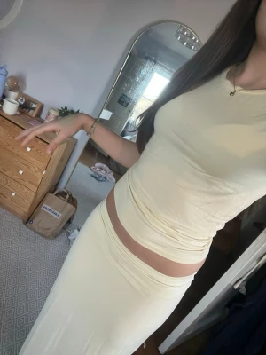 Ljusgult tight sett från ginatricot - Säljer ett ljusgult , figurnära sett med kort ärm och rund halsringning. Settet har en enkel och stilren design i ett stretchigt material som sitter snyggt på kroppen. Perfekt för dig som gillar minimalistisk och trendig stil. Speciellt nu inför sommar!