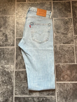 Levi's ljusblå raka jeans - Klassiska ljusblå jeans från Levi's. Endast ett fåtal användningar. 