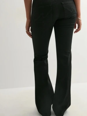 Svarta bootcut jeans med fickor - Snygga svarta bootcut jeans med klassiska bakfickor och dekorativa sömmar. Jeansen har en låg midja och utsvängda ben, vilket ger en trendig siluett. Perfekta för dig som vill ha en stilren och modern look. Från Nelly. Nypris 700. Stretchigt material helt nya aldrig använda och prislappen kvar