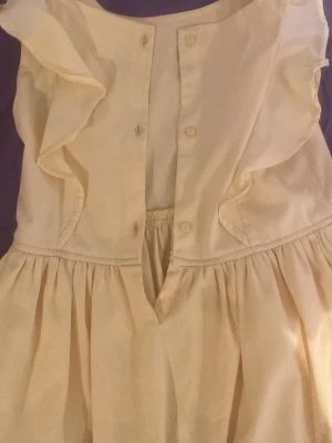En gul sommarklänning  - Den är in bra skick och väldigt fin till sommaren