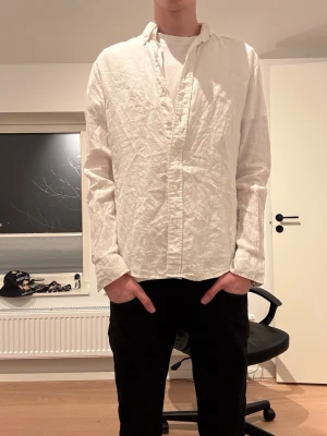 Vit linneskjorta från Cubus - Säljer en stilren vit skjorta från Cubus i 100% linne. Skjortan har klassisk krage, knappar framtill och lång ärm. Regular fit för en avslappnad men snygg look. Perfekt till sommaren och enkel att matcha med olika outfits. Kolla gemensamma annonsen med alla skjortor om du behöver fler till sommaren/våren! Hör av er vid eventuella frågor 