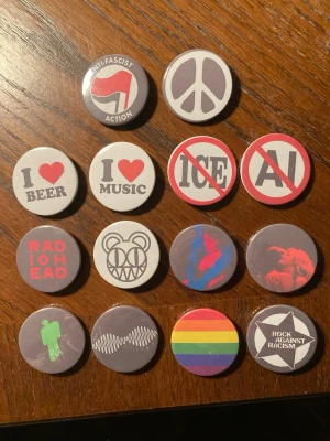 Pins / Badges - READ FULL DESCRIPTION!! PLEASE DO NOT BUY!! IF YOU ARE INTERESTED I WILL MAKE A SEPARATE LISTING FOR YOU!!  Fashionable pins to be put on clothing, bags or whatever you wish! I have bands such as Radiohead, TV Girl, Billie Eillish and Arctic Monkeys.  I do discounts if you are buying multiple:  1pcs=30kr  3pcs=75kr  5pcs=100kr  all for 250kr  Please message me before purchasing and I will create a separate ad for the ones yous want to purchase!! 