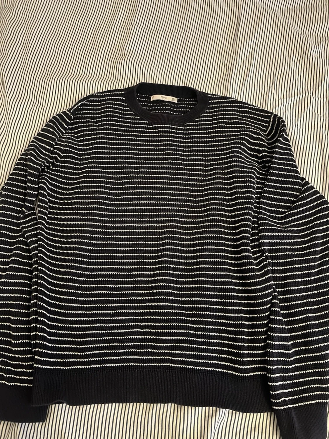 Blåvit randig stickad tröja från mango 