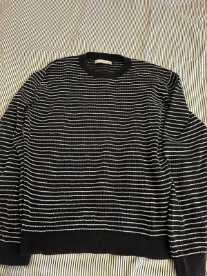 Blåvit randig stickad tröja från mango  - Mörkblå tröja med vita ränder från mango i storlek S passar xs 