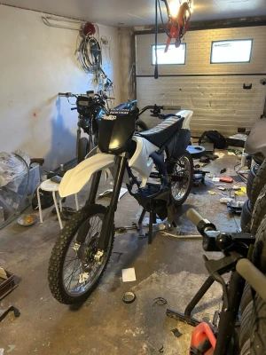 Moppe delar - Tjena! Säljer massa moppe delar, har ett par cross däck med chromade fälgar väldigt fräscha och bra skick,har en helt ny förstärkt  vev som skulle va till min am6 motor, alla kåpor till en Yamaha dt 03a bara lite lacksläpp och sedan ett par gafflar till yamah dt50r med styrkrona och sen lite mera delar som tex org tändning till am6 så hör av er om ni har frågor😉