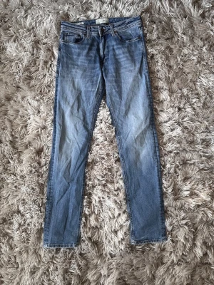 Jack and Jones jeans  - Snygga somriga jeans från Jack and Jones. Storlek 30/34. Mycket fint skick, inga hål eller liknande. Hör av er vid frågor!☀️☀️