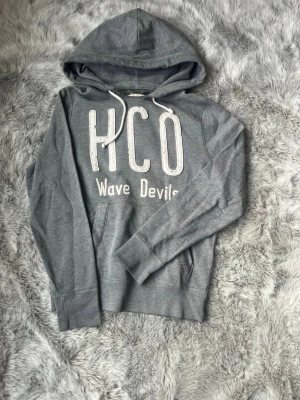 Hollister hoodie - Säljer denna sällsynta och mycket eftertraktade Hollister hoodie | Storlek S | Skick 9/10 | Vid eventuella frågor hör gärna av dig och erbjuder bra pris vid köp av bundle 😁✅