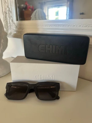 Chimi 05 solglasögon - Helt nya chimi 05, oanvända. I färgen Dark grey, Core 05