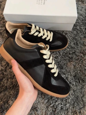 Maison marigela gats svarta - Storlek 43-44, box kommer med,använt 1-2 gånger, kom aldrig till användning för mig. Riktiga!mitt pris 1999! Skriv till mig för fler frågor och funderingar!😊