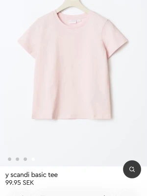 Ljusrosa basic t-shirt från Gina tricot  - En enkel och stilren ljusrosa t-shirt från Gina tricot med rund hals och korta ärmar. Perfekt för dig som gillar en clean look och vill ha något mjukt och bekvämt. Materialet är bomull och passformen är normal.