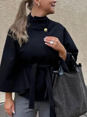 Svart poncho missäy - Säljer denna superfina poncho från missäy, den är i väldigt bra skick och passar perfekt till våren och sommaren!!!🌺💞