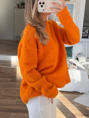 Stickad tröja i alpacka  - Storlek XS oversize. 86% alpacka. Skickas inom 24h. Se liknande plagg i min profil! 